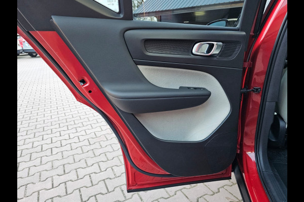 Volvo XC40 2.0 T5 AWD R-Design Intro Edition | Pano | Trekhaak | Leder | Stuur - & stoelverwarming | Blis | App-connect | Elektr. verstelbare stoelen | Elek. achterklep | 360 camera |