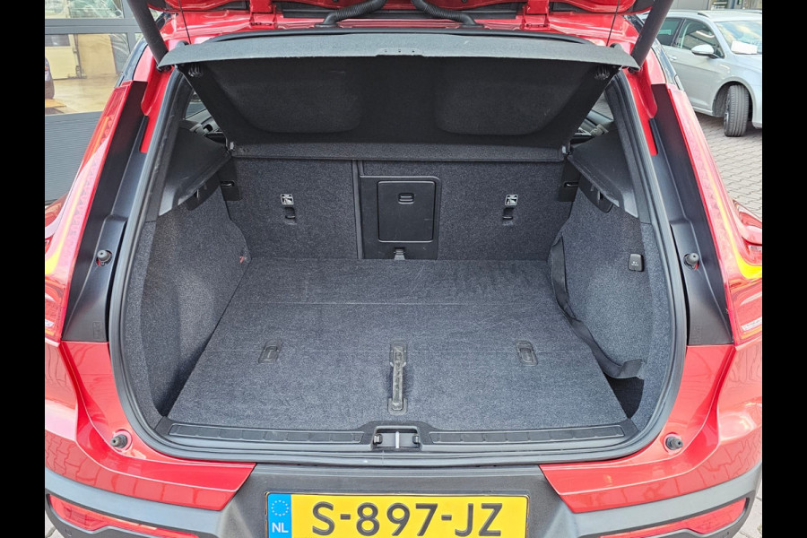 Volvo XC40 2.0 T5 AWD R-Design Intro Edition | Pano | Trekhaak | Leder | Stuur - & stoelverwarming | Blis | App-connect | Elektr. verstelbare stoelen | Elek. achterklep | 360 camera |