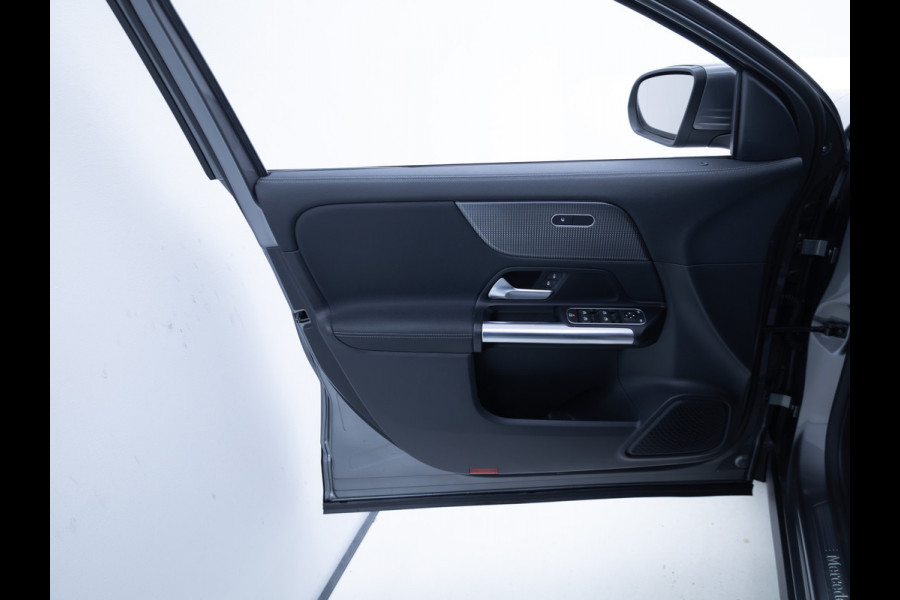 Mercedes-Benz GLA 200 Business Solution Luxury | Nieuw Model | Led-high performance | Stoelverwarming | Cruise Navigatie , Carplay/Android auto, Winterwielenset