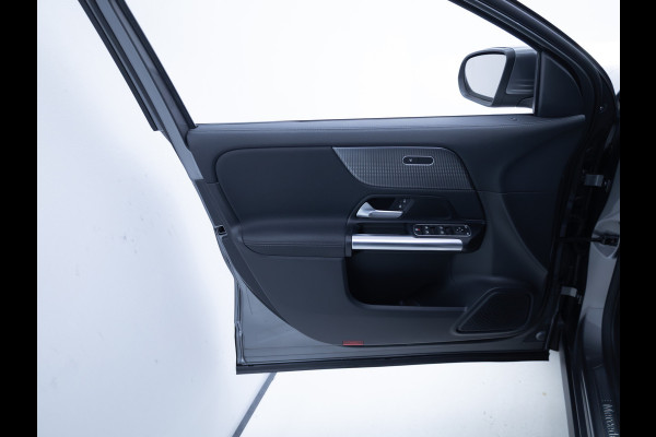 Mercedes-Benz GLA 200 Business Solution Luxury | Nieuw Model | Led-high performance | Stoelverwarming | Cruise Navigatie , Carplay/Android auto, Winterwielenset