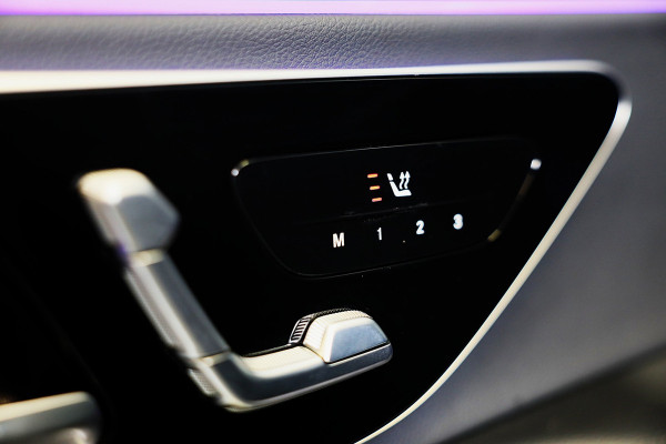 Mercedes-Benz E-Klasse 300 e AMG 53 Look / HYPERSCREEN / Acc / Memory / Elek Stoelen / 360 Camera / Dode Hoek / Open Pano / 21 Inc