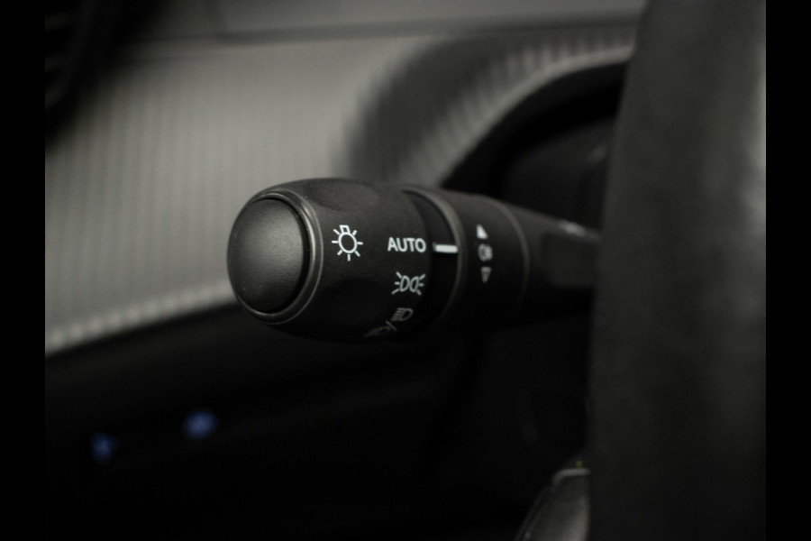 Peugeot e-2008 EV Active Pack 50 kWh Sport (APPLE CARPLAY,NAVI,CAMERA,STOELVERWARMING,CLIMATE,CRUISE,LED,LM VELGEN,NETTE STAAT)