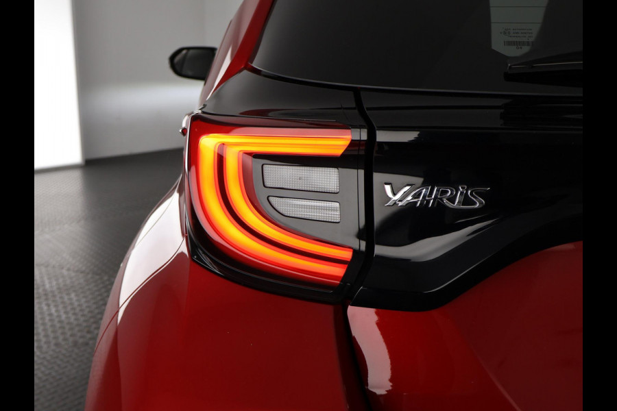 Toyota Yaris 1.5 Hybrid Executive | Stoelverwarming | Navigatie | Dodehoek detectie | Parkeersenoren |