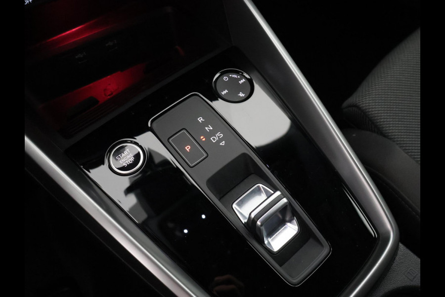 Audi A3 Limousine 35 TFSI Black Business Edition | Navigatie | Parkeersensoren |
