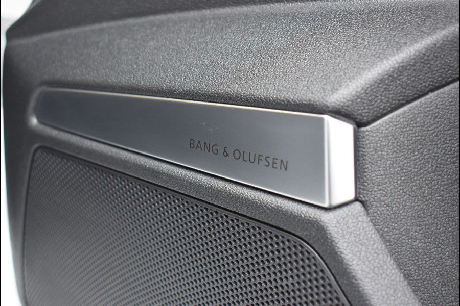 Audi A3 Sportback 45 TFSI e S-Line 245 Pk RS-Stoel Rood Stiksel B&O Camera Massage ACC 18 Inch RS3