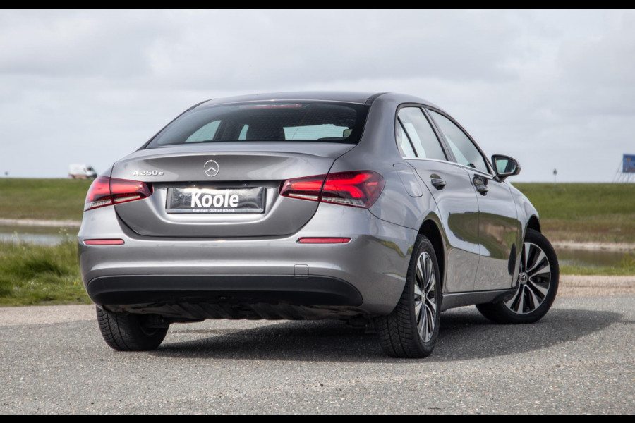 Mercedes-Benz A-Klasse 250 e Business Line CARPLAY / LEER / CAMERA / CRUISE CONTROLE / DEALER ONDERHOUDEN