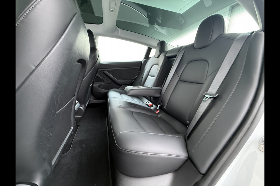 Tesla Model 3 SR+ 325PK LFP-Accu Trekhaak 19"Lmv AutoPilot Leer Pano-Dak Adaptive Cruise Lmv 18" Camera's Elektr.-Stuur+Stoelen+Spiegels+Geheu Ecc Navi Led DAB Voorverwarmen interieur via App Keyless One-Pedal-Drive Origineel Nederlandse Auto LFP accu dus 100% opladen!