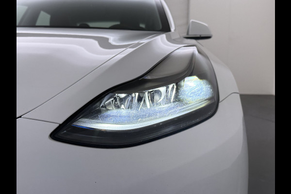 Tesla Model 3 SR+ 325PK LFP-Accu Trekhaak 19"Lmv AutoPilot Leer Pano-Dak Adaptive Cruise Lmv 18" Camera's Elektr.-Stuur+Stoelen+Spiegels+Geheu Ecc Navi Led DAB Voorverwarmen interieur via App Keyless One-Pedal-Drive Origineel Nederlandse Auto LFP accu dus 100% opladen!