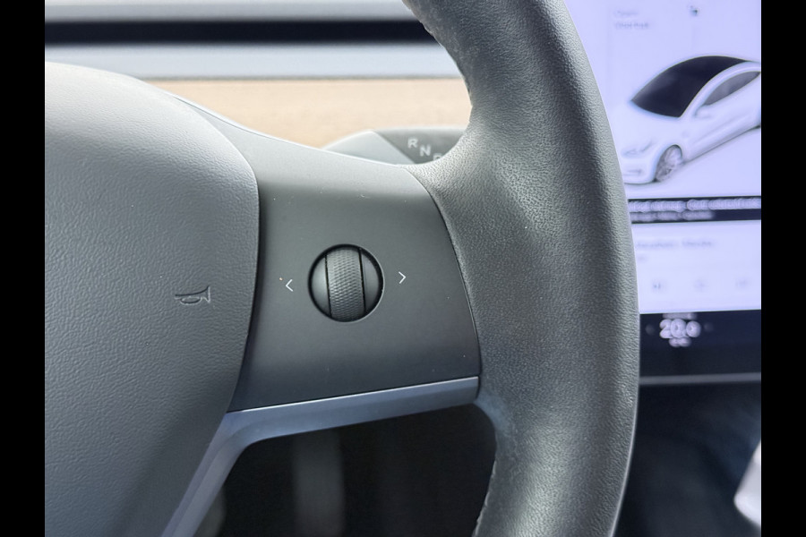 Tesla Model 3 SR+ 325PK LFP-Accu Trekhaak 19"Lmv AutoPilot Leer Pano-Dak Adaptive Cruise Lmv 18" Camera's Elektr.-Stuur+Stoelen+Spiegels+Geheu Ecc Navi Led DAB Voorverwarmen interieur via App Keyless One-Pedal-Drive Origineel Nederlandse Auto LFP accu dus 100% opladen!