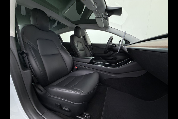 Tesla Model 3 SR+ 325PK LFP-Accu Trekhaak 19"Lmv AutoPilot Leer Pano-Dak Adaptive Cruise Lmv 18" Camera's Elektr.-Stuur+Stoelen+Spiegels+Geheu Ecc Navi Led DAB Voorverwarmen interieur via App Keyless One-Pedal-Drive Origineel Nederlandse Auto LFP accu dus 100% opladen!