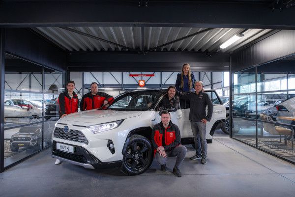 Suzuki Vitara 1.5 Hybrid Automaat Select Bi-Tone | Eerste eigenaar, Trekhaak, Dodehoekherkenning, Stoelverwarming, 17 inch, LED