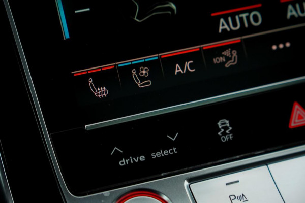 Audi RSQ8 4.0 TFSI Q8 quattro / NL Auto / Pano / Keramisch / Performance / Stoelklima