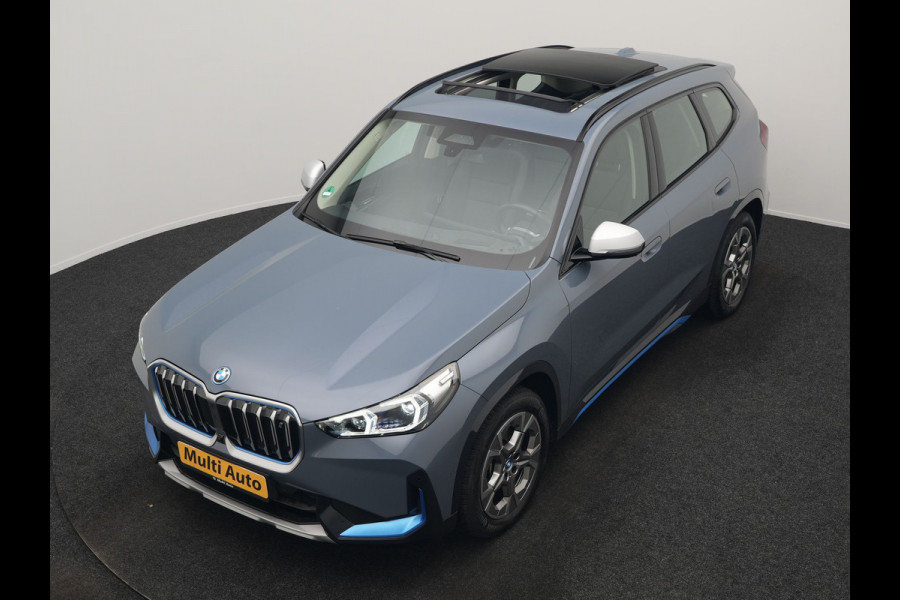 BMW iX1 xDrive30 Launch Edition 313pk Dealer O.H | Panodak | Adaptive Cruise | 360 Camera | Lederen Comfortzetels Massage & Memory | Head Up | Harman Kardon | Keyless |