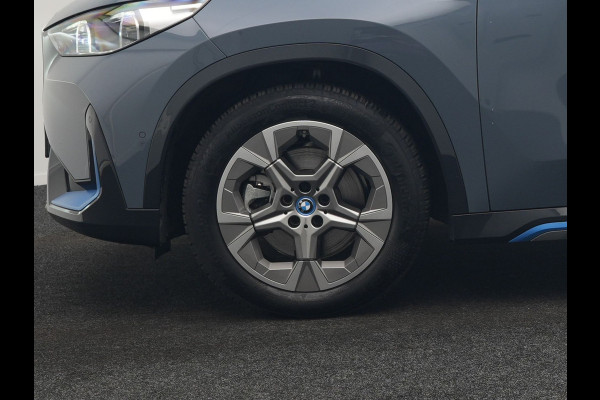 BMW iX1 xDrive30 Launch Edition 313pk Dealer O.H | Panodak | Adaptive Cruise | 360 Camera | Lederen Comfortzetels Massage & Memory | Head Up | Harman Kardon | Keyless |
