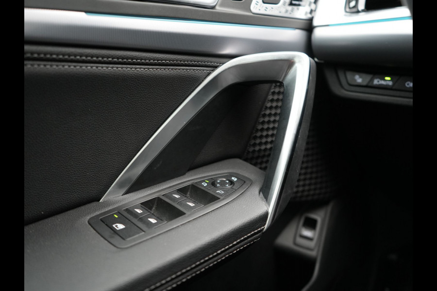 BMW iX1 xDrive30 Launch Edition 313pk Dealer O.H | Panodak | Adaptive Cruise | 360 Camera | Lederen Comfortzetels Massage & Memory | Head Up | Harman Kardon | Keyless |