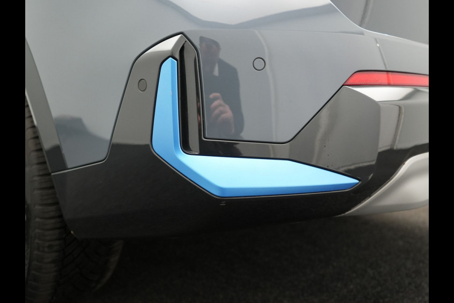 BMW iX1 xDrive30 Launch Edition 313pk Dealer O.H | Panodak | Adaptive Cruise | 360 Camera | Lederen Comfortzetels Massage & Memory | Head Up | Harman Kardon | Keyless |