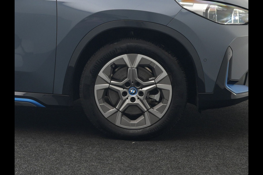 BMW iX1 xDrive30 Launch Edition 313pk Dealer O.H | Panodak | Adaptive Cruise | 360 Camera | Lederen Comfortzetels Massage & Memory | Head Up | Harman Kardon | Keyless |
