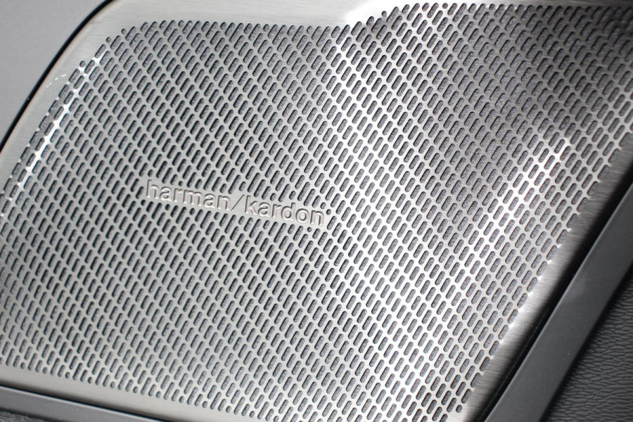 Volvo XC60 2.0 T6 Plug-in hybrid AWD Plus Dark Leder  Navigatie  Google  Harman Kardon  Panorama dak  Lichtmetalen Velgen 19" Dab  Stoelverwarming  Camera  Led