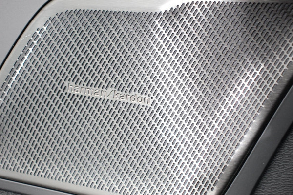 Volvo XC60 2.0 T6 Plug-in hybrid AWD Plus Dark Leder  Navigatie  Google  Harman Kardon  Panorama dak  Lichtmetalen Velgen 19" Dab  Stoelverwarming  Camera  Led