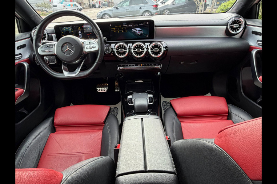 Mercedes-Benz A-Klasse 200 Premium AMG PAKKET l SFEERVERL. l PANO l TREKHAAK