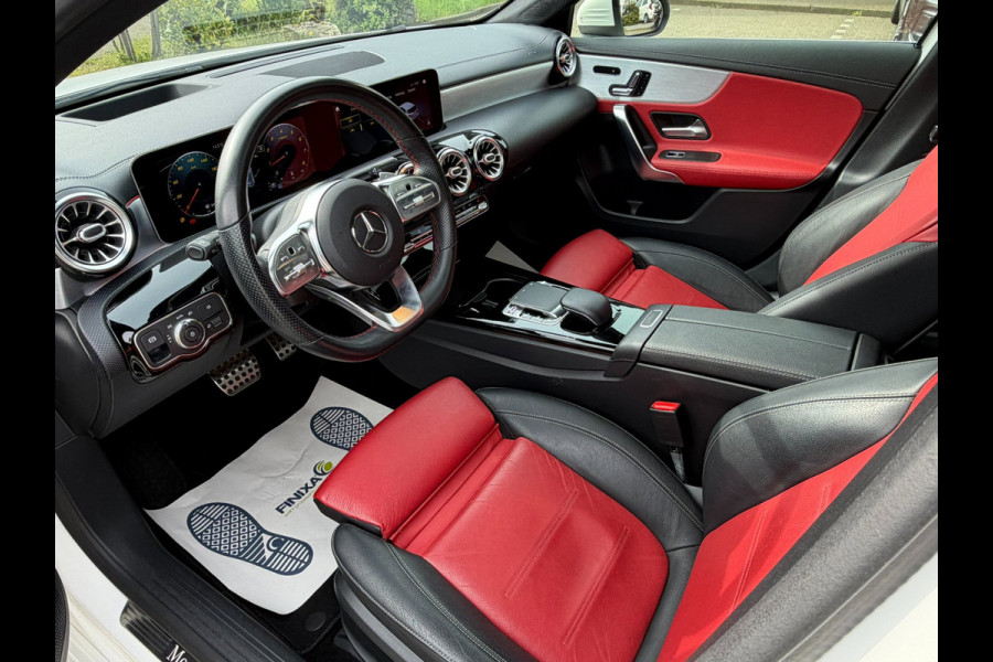 Mercedes-Benz A-Klasse 200 Premium AMG PAKKET l SFEERVERL. l PANO l TREKHAAK