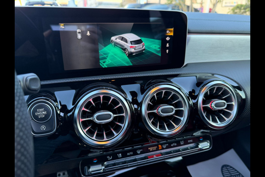 Mercedes-Benz A-Klasse 200 Premium AMG PAKKET l SFEERVERL. l PANO l TREKHAAK