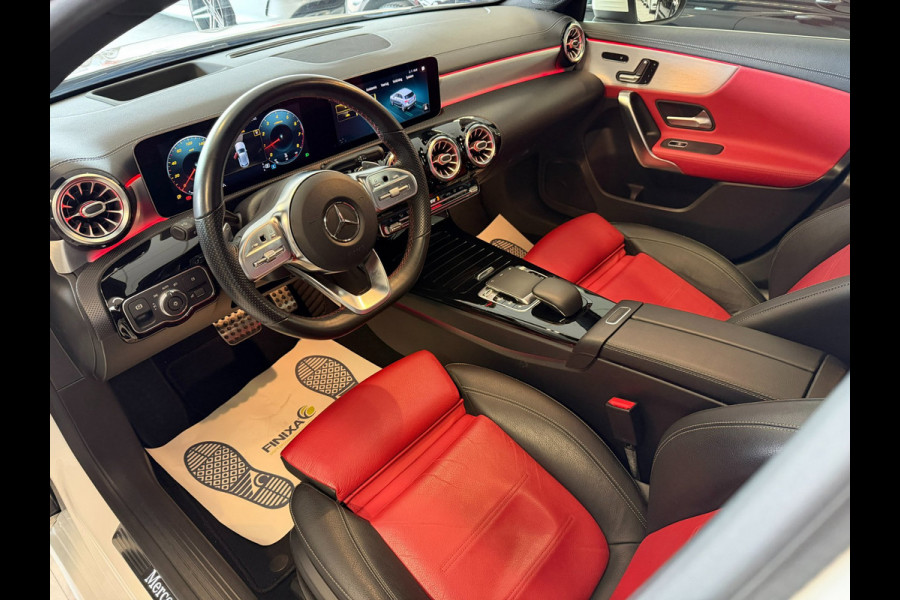 Mercedes-Benz A-Klasse 200 Premium AMG PAKKET l SFEERVERL. l PANO l TREKHAAK