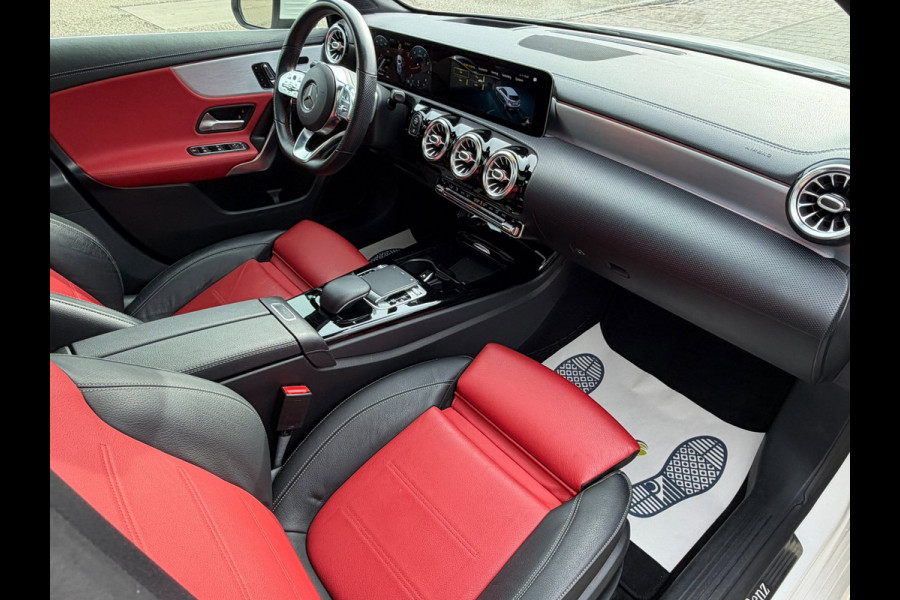 Mercedes-Benz A-Klasse 200 Premium AMG PAKKET l SFEERVERL. l PANO l TREKHAAK
