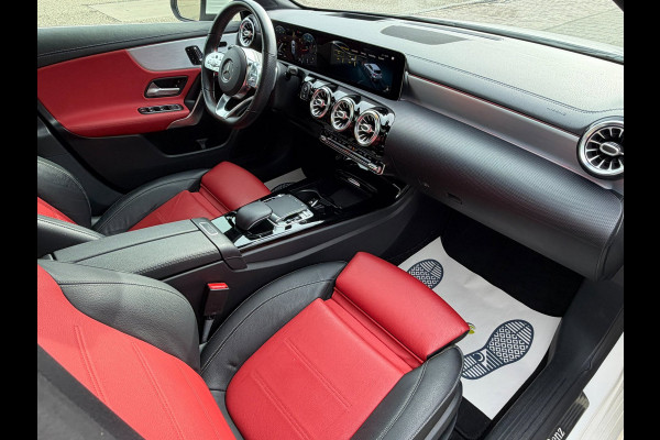 Mercedes-Benz A-Klasse 200 Premium AMG PAKKET l SFEERVERL. l PANO l TREKHAAK