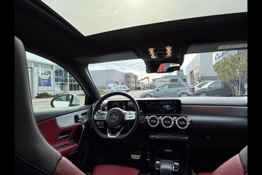 Mercedes-Benz A-Klasse 200 Premium AMG PAKKET l SFEERVERL. l PANO l TREKHAAK