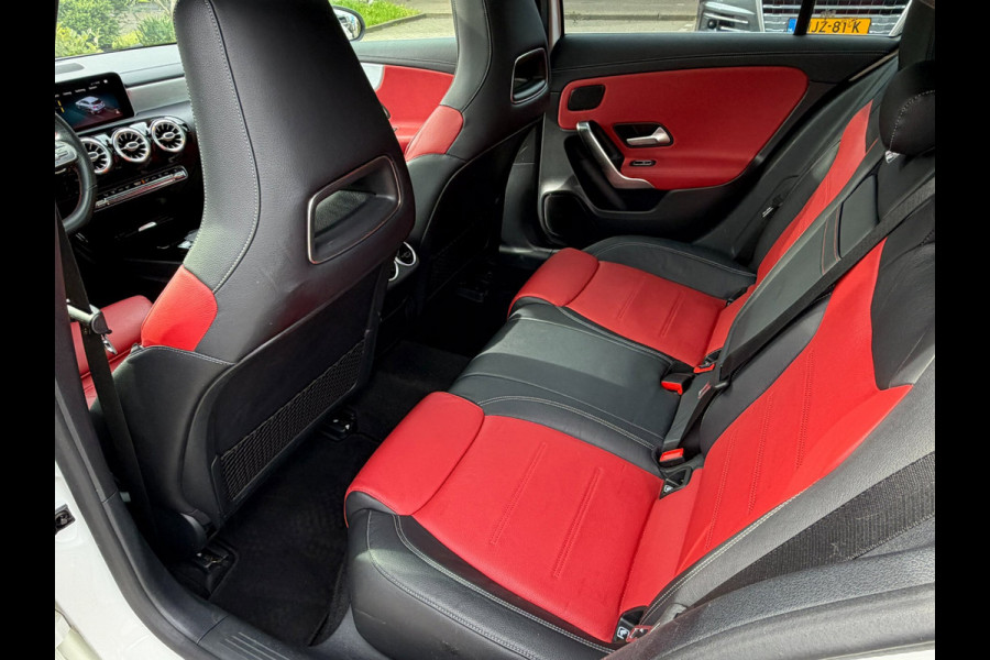 Mercedes-Benz A-Klasse 200 Premium AMG PAKKET l SFEERVERL. l PANO l TREKHAAK
