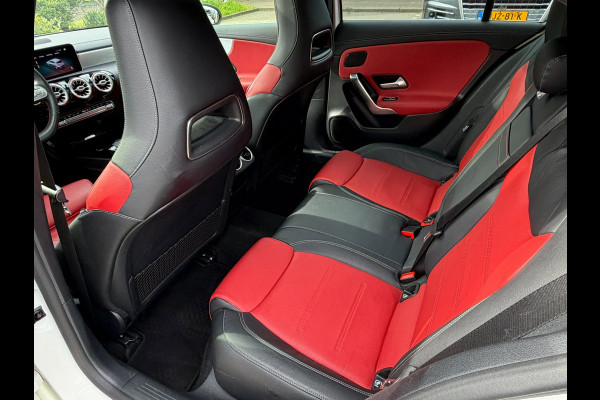 Mercedes-Benz A-Klasse 200 Premium AMG PAKKET l SFEERVERL. l PANO l TREKHAAK