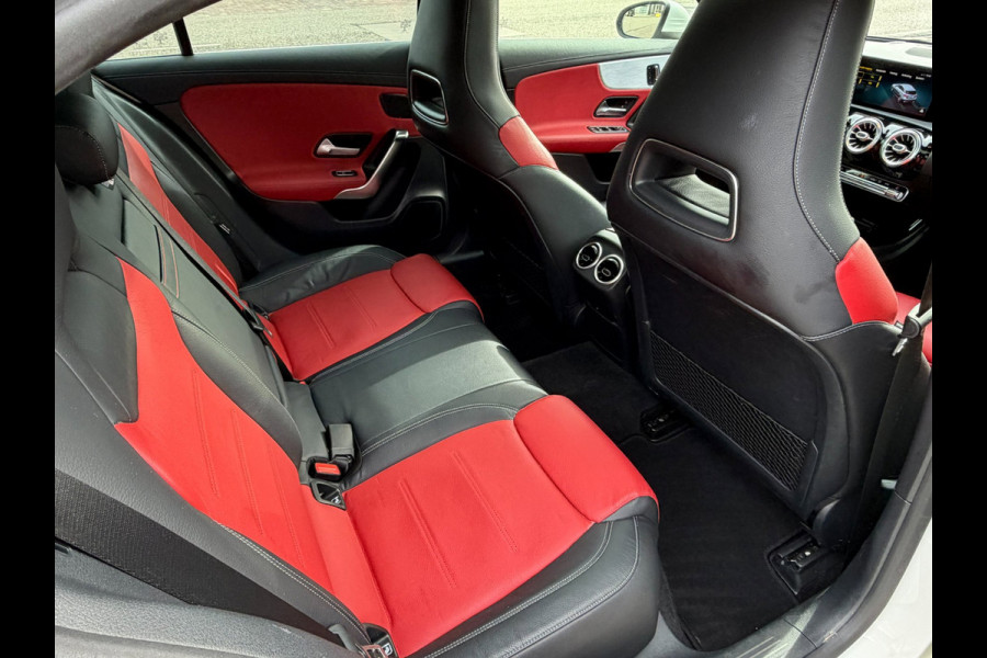 Mercedes-Benz A-Klasse 200 Premium AMG PAKKET l SFEERVERL. l PANO l TREKHAAK