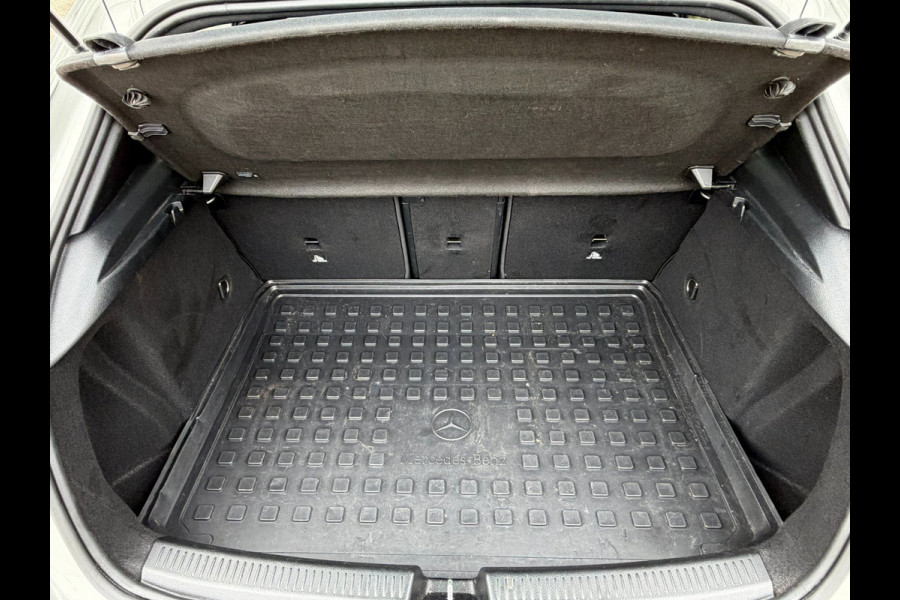 Mercedes-Benz A-Klasse 200 Premium AMG PAKKET l SFEERVERL. l PANO l TREKHAAK
