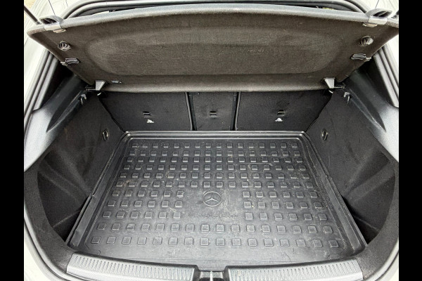 Mercedes-Benz A-Klasse 200 Premium AMG PAKKET l SFEERVERL. l PANO l TREKHAAK