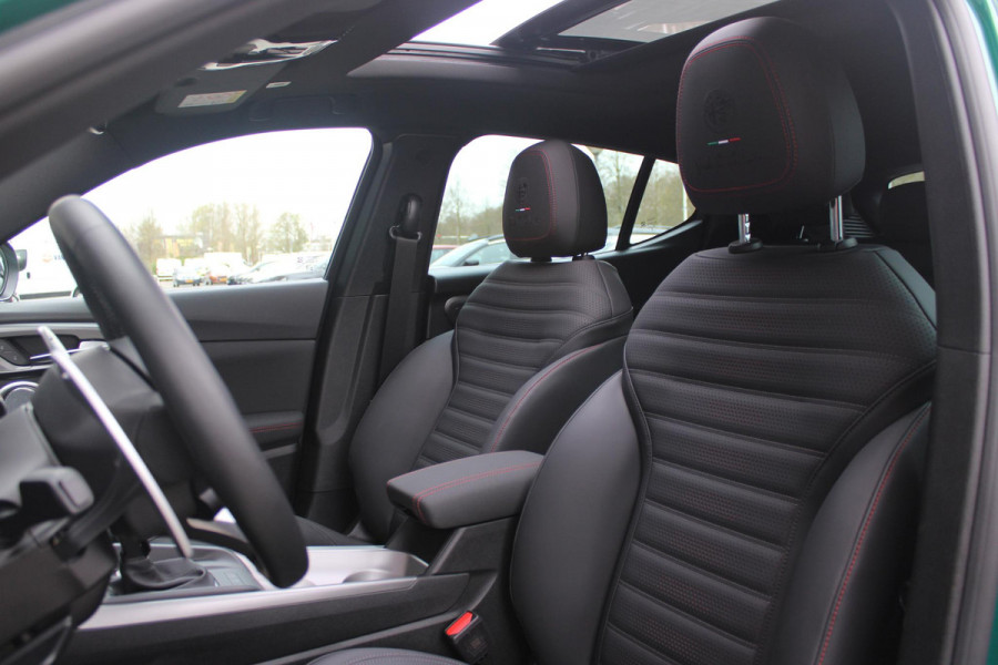 Alfa Romeo Tonale 1.3T PHEV 280PK TRIBUTO ITALIANO | PANORAMISCH SCHUIF / KANTELDAK | ZWART DAK | ZWART LEDEREN BEKLEDING MET RODE ACCENTEN/ GEBORDUURD "TRIBUTO ITALIANO" LOGO OP HOOFD STEUNEN | VOORSTOELEN / STUUR VERWARMD | VOORSTOELEN ELEKTRISCH VERSTELBAAR | HARMAN KARDON | DRAADLOOS APPLE CARPLAY / ANDROID AUTO | 360° CAMERA | AUTOMATISCH DIMMENDE BUITENSPIEGELS | 20"INCH LICHTMETALEN VELGEN | ADAPTIVE CRUISE CONTROL | KEYLESS ENTRY / START | ELEKTRISCH BEDIENBARE ACHTERKLEP | DRAADLOZE TELEFOONLADER | AMBIENT LIGHTING | DONKERE HEMELBEKLEDING | SCHAKELFLIPPERS AAN HET STUUR | VERW