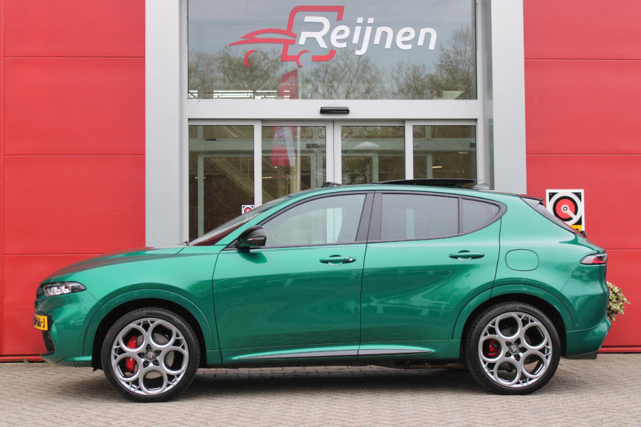 Alfa Romeo Tonale 1.3T PHEV 280PK TRIBUTO ITALIANO | PANORAMISCH SCHUIF / KANTELDAK | ZWART DAK | ZWART LEDEREN BEKLEDING MET RODE ACCENTEN/ GEBORDUURD "TRIBUTO ITALIANO" LOGO OP HOOFD STEUNEN | VOORSTOELEN / STUUR VERWARMD | VOORSTOELEN ELEKTRISCH VERSTELBAAR | HARMAN KARDON | DRAADLOOS APPLE CARPLAY / ANDROID AUTO | 360° CAMERA | AUTOMATISCH DIMMENDE BUITENSPIEGELS | 20"INCH LICHTMETALEN VELGEN | ADAPTIVE CRUISE CONTROL | KEYLESS ENTRY / START | ELEKTRISCH BEDIENBARE ACHTERKLEP | DRAADLOZE TELEFOONLADER | AMBIENT LIGHTING | DONKERE HEMELBEKLEDING | SCHAKELFLIPPERS AAN HET STUUR | VERW