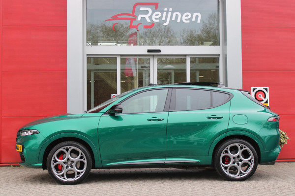 Alfa Romeo Tonale 1.3T PHEV 280PK TRIBUTO ITALIANO | PANORAMISCH SCHUIF / KANTELDAK | ZWART DAK | ZWART LEDEREN BEKLEDING MET RODE ACCENTEN/ GEBORDUURD "TRIBUTO ITALIANO" LOGO OP HOOFD STEUNEN | VOORSTOELEN / STUUR VERWARMD | VOORSTOELEN ELEKTRISCH VERSTELBAAR | HARMAN KARDON | DRAADLOOS APPLE CARPLAY / ANDROID AUTO | 360° CAMERA | AUTOMATISCH DIMMENDE BUITENSPIEGELS | 20"INCH LICHTMETALEN VELGEN | ADAPTIVE CRUISE CONTROL | KEYLESS ENTRY / START | ELEKTRISCH BEDIENBARE ACHTERKLEP | DRAADLOZE TELEFOONLADER | AMBIENT LIGHTING | DONKERE HEMELBEKLEDING | SCHAKELFLIPPERS AAN HET STUUR | VERW
