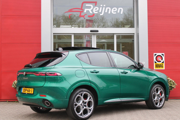 Alfa Romeo Tonale 1.3T PHEV 280PK TRIBUTO ITALIANO | PANORAMISCH SCHUIF / KANTELDAK | ZWART DAK | ZWART LEDEREN BEKLEDING MET RODE ACCENTEN/ GEBORDUURD "TRIBUTO ITALIANO" LOGO OP HOOFD STEUNEN | VOORSTOELEN / STUUR VERWARMD | VOORSTOELEN ELEKTRISCH VERSTELBAAR | HARMAN KARDON | DRAADLOOS APPLE CARPLAY / ANDROID AUTO | 360° CAMERA | AUTOMATISCH DIMMENDE BUITENSPIEGELS | 20"INCH LICHTMETALEN VELGEN | ADAPTIVE CRUISE CONTROL | KEYLESS ENTRY / START | ELEKTRISCH BEDIENBARE ACHTERKLEP | DRAADLOZE TELEFOONLADER | AMBIENT LIGHTING | DONKERE HEMELBEKLEDING | SCHAKELFLIPPERS AAN HET STUUR | VERW