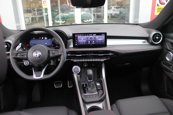 Alfa Romeo Tonale 1.3T PHEV 280PK TRIBUTO ITALIANO | PANORAMISCH SCHUIF / KANTELDAK | ZWART DAK | ZWART LEDEREN BEKLEDING MET RODE ACCENTEN/ GEBORDUURD "TRIBUTO ITALIANO" LOGO OP HOOFD STEUNEN | VOORSTOELEN / STUUR VERWARMD | VOORSTOELEN ELEKTRISCH VERSTELBAAR | HARMAN KARDON | DRAADLOOS APPLE CARPLAY / ANDROID AUTO | 360° CAMERA | AUTOMATISCH DIMMENDE BUITENSPIEGELS | 20"INCH LICHTMETALEN VELGEN | ADAPTIVE CRUISE CONTROL | KEYLESS ENTRY / START | ELEKTRISCH BEDIENBARE ACHTERKLEP | DRAADLOZE TELEFOONLADER | AMBIENT LIGHTING | DONKERE HEMELBEKLEDING | SCHAKELFLIPPERS AAN HET STUUR | VERW