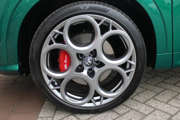 Alfa Romeo Tonale 1.3T PHEV 280PK TRIBUTO ITALIANO | PANORAMISCH SCHUIF / KANTELDAK | ZWART DAK | ZWART LEDEREN BEKLEDING MET RODE ACCENTEN/ GEBORDUURD "TRIBUTO ITALIANO" LOGO OP HOOFD STEUNEN | VOORSTOELEN / STUUR VERWARMD | VOORSTOELEN ELEKTRISCH VERSTELBAAR | HARMAN KARDON | DRAADLOOS APPLE CARPLAY / ANDROID AUTO | 360° CAMERA | AUTOMATISCH DIMMENDE BUITENSPIEGELS | 20"INCH LICHTMETALEN VELGEN | ADAPTIVE CRUISE CONTROL | KEYLESS ENTRY / START | ELEKTRISCH BEDIENBARE ACHTERKLEP | DRAADLOZE TELEFOONLADER | AMBIENT LIGHTING | DONKERE HEMELBEKLEDING | SCHAKELFLIPPERS AAN HET STUUR | VERW