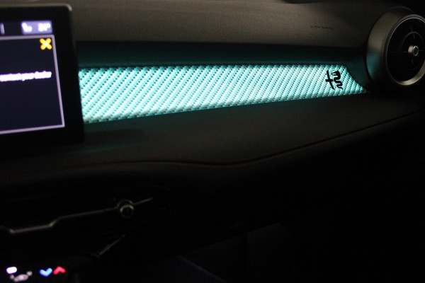 Alfa Romeo Tonale 1.3T PHEV 280PK TRIBUTO ITALIANO | PANORAMISCH SCHUIF / KANTELDAK | ZWART DAK | ZWART LEDEREN BEKLEDING MET RODE ACCENTEN/ GEBORDUURD "TRIBUTO ITALIANO" LOGO OP HOOFD STEUNEN | VOORSTOELEN / STUUR VERWARMD | VOORSTOELEN ELEKTRISCH VERSTELBAAR | HARMAN KARDON | DRAADLOOS APPLE CARPLAY / ANDROID AUTO | 360° CAMERA | AUTOMATISCH DIMMENDE BUITENSPIEGELS | 20"INCH LICHTMETALEN VELGEN | ADAPTIVE CRUISE CONTROL | KEYLESS ENTRY / START | ELEKTRISCH BEDIENBARE ACHTERKLEP | DRAADLOZE TELEFOONLADER | AMBIENT LIGHTING | DONKERE HEMELBEKLEDING | SCHAKELFLIPPERS AAN HET STUUR | VERW