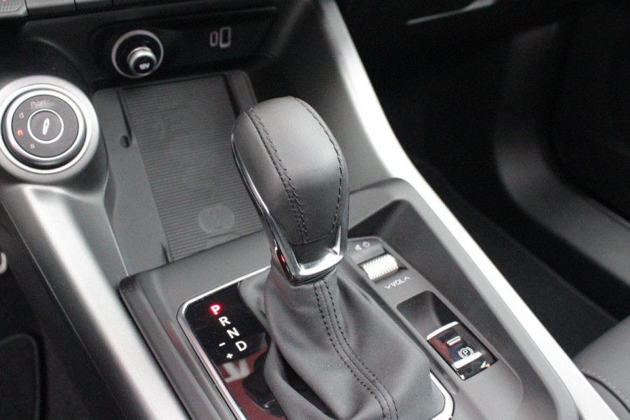 Alfa Romeo Tonale 1.3T PHEV 280PK TRIBUTO ITALIANO | PANORAMISCH SCHUIF / KANTELDAK | ZWART DAK | ZWART LEDEREN BEKLEDING MET RODE ACCENTEN/ GEBORDUURD "TRIBUTO ITALIANO" LOGO OP HOOFD STEUNEN | VOORSTOELEN / STUUR VERWARMD | VOORSTOELEN ELEKTRISCH VERSTELBAAR | HARMAN KARDON | DRAADLOOS APPLE CARPLAY / ANDROID AUTO | 360° CAMERA | AUTOMATISCH DIMMENDE BUITENSPIEGELS | 20"INCH LICHTMETALEN VELGEN | ADAPTIVE CRUISE CONTROL | KEYLESS ENTRY / START | ELEKTRISCH BEDIENBARE ACHTERKLEP | DRAADLOZE TELEFOONLADER | AMBIENT LIGHTING | DONKERE HEMELBEKLEDING | SCHAKELFLIPPERS AAN HET STUUR | VERW