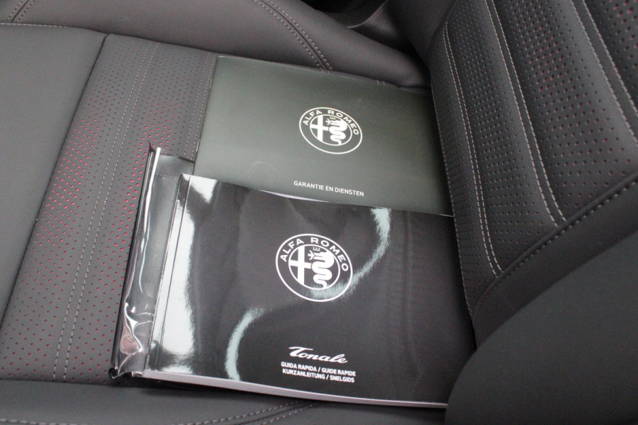 Alfa Romeo Tonale 1.3T PHEV 280PK TRIBUTO ITALIANO | PANORAMISCH SCHUIF / KANTELDAK | ZWART DAK | ZWART LEDEREN BEKLEDING MET RODE ACCENTEN/ GEBORDUURD "TRIBUTO ITALIANO" LOGO OP HOOFD STEUNEN | VOORSTOELEN / STUUR VERWARMD | VOORSTOELEN ELEKTRISCH VERSTELBAAR | HARMAN KARDON | DRAADLOOS APPLE CARPLAY / ANDROID AUTO | 360° CAMERA | AUTOMATISCH DIMMENDE BUITENSPIEGELS | 20"INCH LICHTMETALEN VELGEN | ADAPTIVE CRUISE CONTROL | KEYLESS ENTRY / START | ELEKTRISCH BEDIENBARE ACHTERKLEP | DRAADLOZE TELEFOONLADER | AMBIENT LIGHTING | DONKERE HEMELBEKLEDING | SCHAKELFLIPPERS AAN HET STUUR | VERW