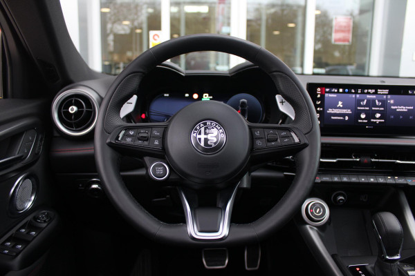 Alfa Romeo Tonale 1.3T PHEV 280PK TRIBUTO ITALIANO | PANORAMISCH SCHUIF / KANTELDAK | ZWART DAK | ZWART LEDEREN BEKLEDING MET RODE ACCENTEN/ GEBORDUURD "TRIBUTO ITALIANO" LOGO OP HOOFD STEUNEN | VOORSTOELEN / STUUR VERWARMD | VOORSTOELEN ELEKTRISCH VERSTELBAAR | HARMAN KARDON | DRAADLOOS APPLE CARPLAY / ANDROID AUTO | 360° CAMERA | AUTOMATISCH DIMMENDE BUITENSPIEGELS | 20"INCH LICHTMETALEN VELGEN | ADAPTIVE CRUISE CONTROL | KEYLESS ENTRY / START | ELEKTRISCH BEDIENBARE ACHTERKLEP | DRAADLOZE TELEFOONLADER | AMBIENT LIGHTING | DONKERE HEMELBEKLEDING | SCHAKELFLIPPERS AAN HET STUUR | VERW