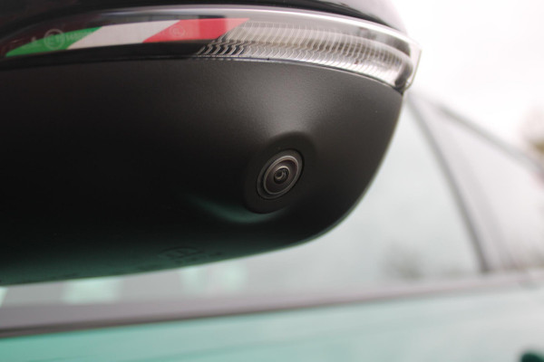 Alfa Romeo Tonale 1.3T PHEV 280PK TRIBUTO ITALIANO | PANORAMISCH SCHUIF / KANTELDAK | ZWART DAK | ZWART LEDEREN BEKLEDING MET RODE ACCENTEN/ GEBORDUURD "TRIBUTO ITALIANO" LOGO OP HOOFD STEUNEN | VOORSTOELEN / STUUR VERWARMD | VOORSTOELEN ELEKTRISCH VERSTELBAAR | HARMAN KARDON | DRAADLOOS APPLE CARPLAY / ANDROID AUTO | 360° CAMERA | AUTOMATISCH DIMMENDE BUITENSPIEGELS | 20"INCH LICHTMETALEN VELGEN | ADAPTIVE CRUISE CONTROL | KEYLESS ENTRY / START | ELEKTRISCH BEDIENBARE ACHTERKLEP | DRAADLOZE TELEFOONLADER | AMBIENT LIGHTING | DONKERE HEMELBEKLEDING | SCHAKELFLIPPERS AAN HET STUUR | VERW