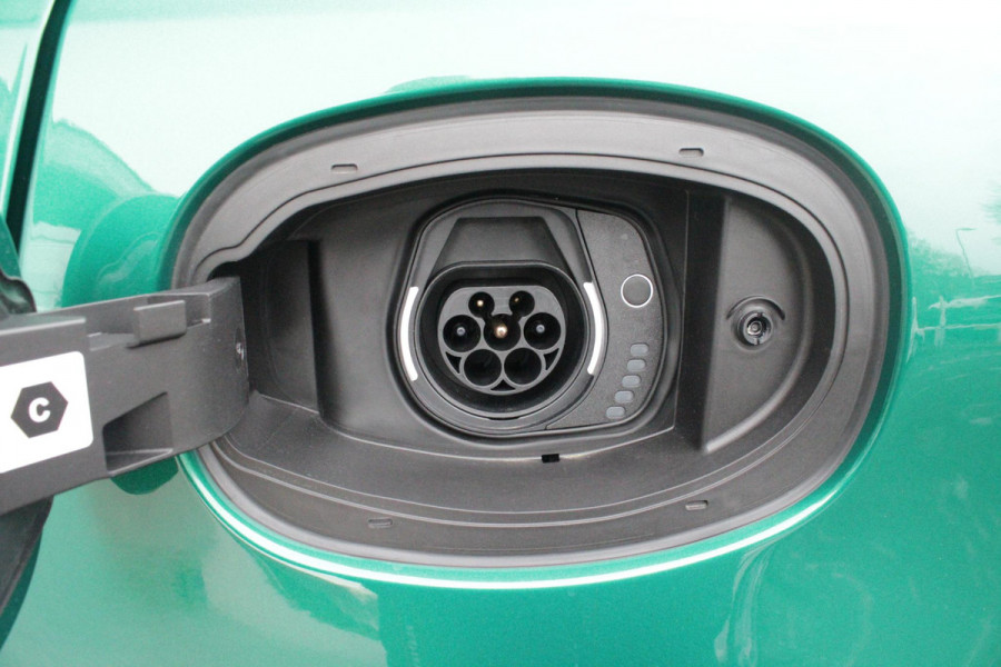 Alfa Romeo Tonale 1.3T PHEV 280PK TRIBUTO ITALIANO | PANORAMISCH SCHUIF / KANTELDAK | ZWART DAK | ZWART LEDEREN BEKLEDING MET RODE ACCENTEN/ GEBORDUURD "TRIBUTO ITALIANO" LOGO OP HOOFD STEUNEN | VOORSTOELEN / STUUR VERWARMD | VOORSTOELEN ELEKTRISCH VERSTELBAAR | HARMAN KARDON | DRAADLOOS APPLE CARPLAY / ANDROID AUTO | 360° CAMERA | AUTOMATISCH DIMMENDE BUITENSPIEGELS | 20"INCH LICHTMETALEN VELGEN | ADAPTIVE CRUISE CONTROL | KEYLESS ENTRY / START | ELEKTRISCH BEDIENBARE ACHTERKLEP | DRAADLOZE TELEFOONLADER | AMBIENT LIGHTING | DONKERE HEMELBEKLEDING | SCHAKELFLIPPERS AAN HET STUUR | VERW