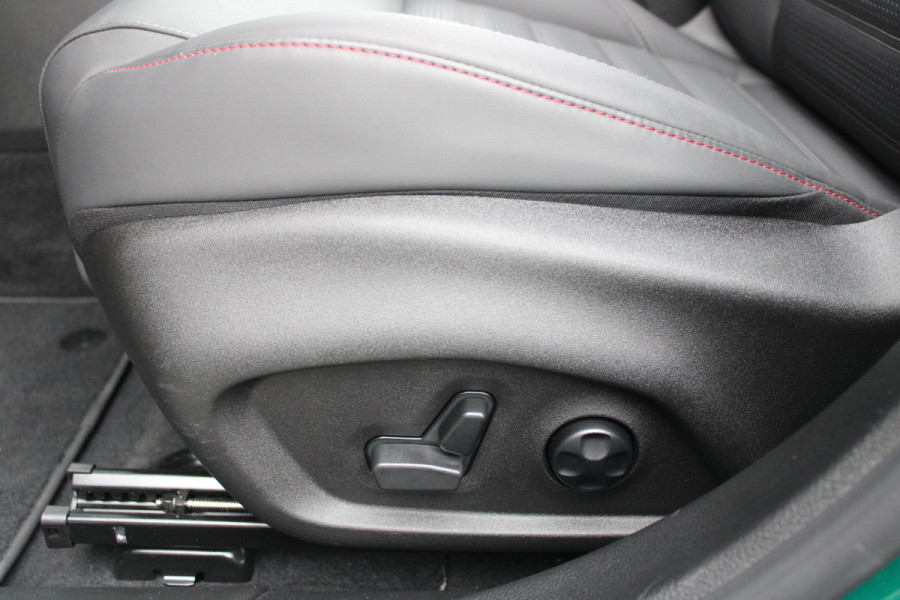 Alfa Romeo Tonale 1.3T PHEV 280PK TRIBUTO ITALIANO | PANORAMISCH SCHUIF / KANTELDAK | ZWART DAK | ZWART LEDEREN BEKLEDING MET RODE ACCENTEN/ GEBORDUURD "TRIBUTO ITALIANO" LOGO OP HOOFD STEUNEN | VOORSTOELEN / STUUR VERWARMD | VOORSTOELEN ELEKTRISCH VERSTELBAAR | HARMAN KARDON | DRAADLOOS APPLE CARPLAY / ANDROID AUTO | 360° CAMERA | AUTOMATISCH DIMMENDE BUITENSPIEGELS | 20"INCH LICHTMETALEN VELGEN | ADAPTIVE CRUISE CONTROL | KEYLESS ENTRY / START | ELEKTRISCH BEDIENBARE ACHTERKLEP | DRAADLOZE TELEFOONLADER | AMBIENT LIGHTING | DONKERE HEMELBEKLEDING | SCHAKELFLIPPERS AAN HET STUUR | VERW