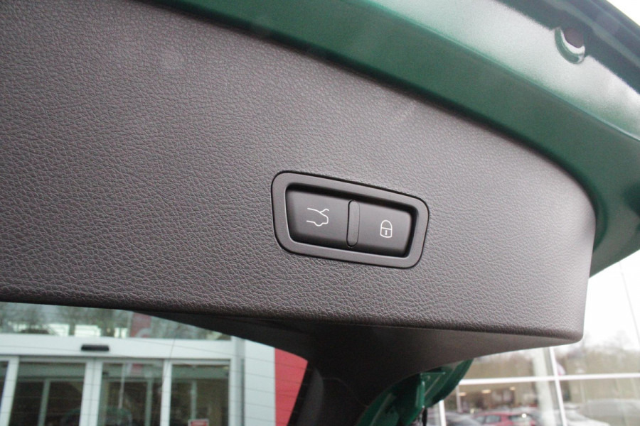 Alfa Romeo Tonale 1.3T PHEV 280PK TRIBUTO ITALIANO | PANORAMISCH SCHUIF / KANTELDAK | ZWART DAK | ZWART LEDEREN BEKLEDING MET RODE ACCENTEN/ GEBORDUURD "TRIBUTO ITALIANO" LOGO OP HOOFD STEUNEN | VOORSTOELEN / STUUR VERWARMD | VOORSTOELEN ELEKTRISCH VERSTELBAAR | HARMAN KARDON | DRAADLOOS APPLE CARPLAY / ANDROID AUTO | 360° CAMERA | AUTOMATISCH DIMMENDE BUITENSPIEGELS | 20"INCH LICHTMETALEN VELGEN | ADAPTIVE CRUISE CONTROL | KEYLESS ENTRY / START | ELEKTRISCH BEDIENBARE ACHTERKLEP | DRAADLOZE TELEFOONLADER | AMBIENT LIGHTING | DONKERE HEMELBEKLEDING | SCHAKELFLIPPERS AAN HET STUUR | VERW