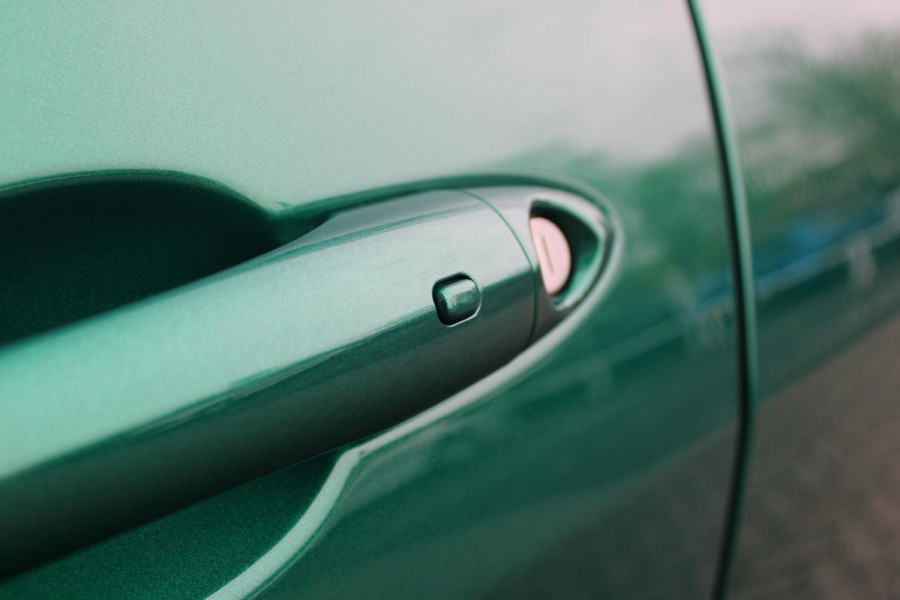 Alfa Romeo Tonale 1.3T PHEV 280PK TRIBUTO ITALIANO | PANORAMISCH SCHUIF / KANTELDAK | ZWART DAK | ZWART LEDEREN BEKLEDING MET RODE ACCENTEN/ GEBORDUURD "TRIBUTO ITALIANO" LOGO OP HOOFD STEUNEN | VOORSTOELEN / STUUR VERWARMD | VOORSTOELEN ELEKTRISCH VERSTELBAAR | HARMAN KARDON | DRAADLOOS APPLE CARPLAY / ANDROID AUTO | 360° CAMERA | AUTOMATISCH DIMMENDE BUITENSPIEGELS | 20"INCH LICHTMETALEN VELGEN | ADAPTIVE CRUISE CONTROL | KEYLESS ENTRY / START | ELEKTRISCH BEDIENBARE ACHTERKLEP | DRAADLOZE TELEFOONLADER | AMBIENT LIGHTING | DONKERE HEMELBEKLEDING | SCHAKELFLIPPERS AAN HET STUUR | VERW